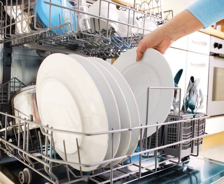 لکه‌گیری ظروف قبل از چیدن در ماشین ظرفشویی