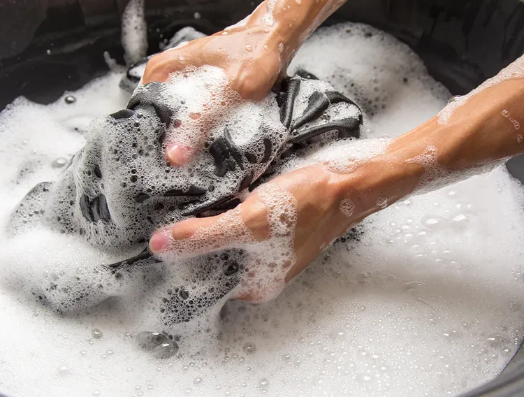 شستن لباس مشکی با دست