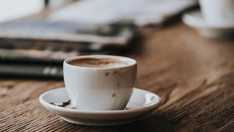 شستن لکه چای و قهوه روی لیوان