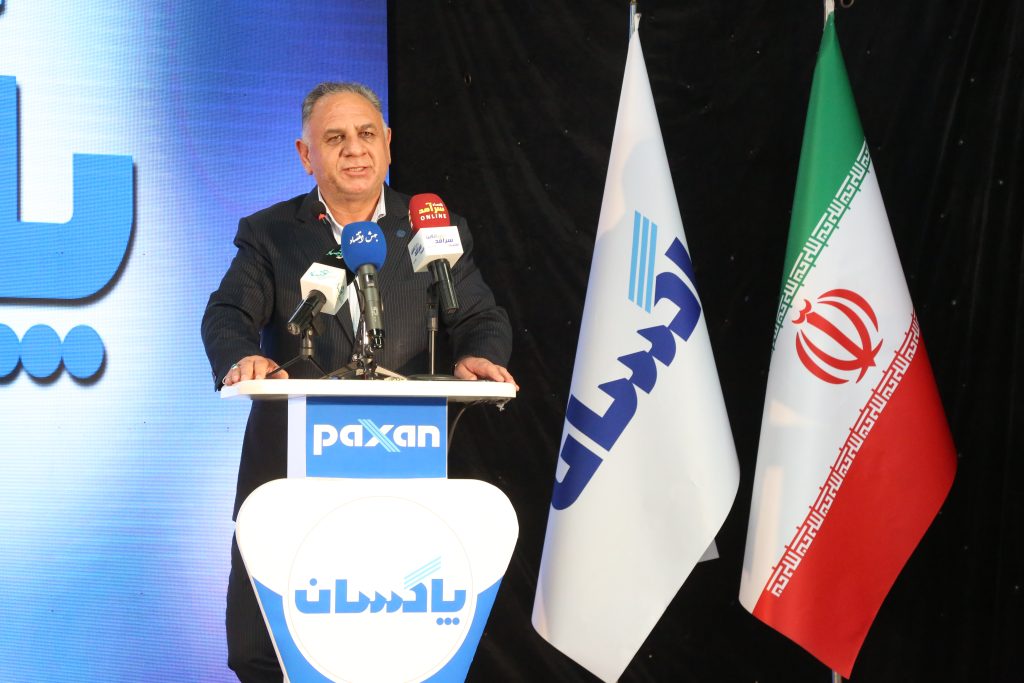 مراسم رسمی رونمایی از محصولات جدید برند «سیو»، روز سهشنبه ۲۴ تیرماه ۱۴۰۴ در محل شرکت پاکسان برگزار شد. در این آیین، چهار محصول جدید این برند شامل صابونهایی با ترکیبات مغذی و مؤثر از جمله روغن بادام، پروتئین ابریشم، شیر، عسل، روغن زیتون، گل رز و ویتامین E به بازار معرفی شدند. صابونهای جدید با فرمولاسیونی ملایم و خواص نرمکننده، آنتیاکسیدانی و تغذیهکننده، تجربهای نوین از بهداشت و مراقبت روزانه برای مصرفکنندگان فراهم کردهاند. ایستادگی در خط مقدم تولید دکتر ارسلان کاظمپور، مدیرعامل شرکت توسعه صنایع بهشهر، در این مراسم با تقدیر از ایستادگی مجموعه پاکسان در برابر بحرانهای اقتصادی اخیر، کارکنان این شرکت را «مدافعان تولید» خطاب کرد و گفت: خداقوت میگویم به شما کارکنان پاکسان که در جنگ تحمیلی اقتصادی اخیر، در کنار مدافعان وطن ایستادید. با حضور مستمر در خطوط تولید، نشان دادید که پشتیبان ولایت فقیه و دولت جمهوری اسلامی ایران هستید. وی تأکید کرد: تولید و تأمین کالای اساسی در این شرایط، حرکتی جهادی بود که به بهترین نحو انجام شد تا مردم کشور هیچ کمبودی احساس نکنند. این عملکرد، نشاندهنده درک بالای مسئولیتپذیری در پاکسان است. دکتر کاظمپور با اشاره به نقش دولت در مدیریت شرایط بحرانی، گفت: تدبیر مقام معظم رهبری، حضور میدانی رئیسجمهور محترم، دکتر پزشکیان، در میان مردم و اهتمام ایشان به حل مسائل معیشتی، موجب شد جبهه اقتصادی کشور انسجام پیدا کند و دشمنان را ناکام بگذارد. وی پاکسان را شرکتی ریشهدار در ذهن و زندگی مردم ایران دانست و افزود: تلاش برای نوآوری و تولید محصول جدید نهتنها نشانه رشد، بلکه ضامن بقای سازمانها در بازار رقابتی امروز است. شرکتهای مجموعه توسعه صنایع بهشهر باید در این مسیر با جدیت بیشتری حرکت کنند. در پایان، وی از مهندس محمدیراد، مدیرعامل پاکسان و اعضای هیئتمدیره برای ایستادگی، تدبیر و وفاداری به اهداف توسعهمحور مجموعه قدردانی کرد و ابراز امیدواری کرد با تداوم این رویکرد، آیندهای روشن در انتظار صنعت شوینده کشور باشد. موفقیتی ثبتشده در حافظه تاریخی صنعت در ادامه، سید صدرالدین حسینی، رئیس هیئت مدیره شرکت پاکسان، ضمن گرامیداشت یاد شهدای جنگ دوم تحمیلی، بر اهمیت تابآوری صنعت در برابر فشارهای خارجی تأکید کرد و گفت: جمهوری اسلامی ایران تنها کشوری است که در برابر استکبار جهانی ایستاده است و مردم ما بار دیگر نشان دادند که در کنار نظام، مسیر پیشرفت را ادامه میدهند. وی رونمایی از این محصولات را نتیجه تلاش جمعی کارکنان در دوران تحریم و بحران دانست و افزود: این دستاورد، در حافظه تاریخی شرکت پاکسان ثبت خواهد شد و نشانگر کارنامه درخشانی است که در سایه مدیریت کارآمد، همدلی و برنامهریزی محقق شده است. حسینی در پایان، از حمایتهای دکتر کاظمپور و نقش مثبت هلدینگ توسعه صنایع بهشهر در عبور از شرایط بحرانی قدردانی کرد. پاکسان، در مسیر نوآوری مستمر مهندس شهریار محمدیراد، مدیرعامل شرکت پاکسان، در بخشی از این مراسم با اشاره به پشت سر گذاشتن شرایط سخت اقتصادی و تولیدی، گفت: با همدلی و مشارکت بین همکاران، توانستیم از دل بحران عبور کنیم و امروز با معرفی محصولاتی جدید، دستاوردی ارزشمند را به ملت ایران تقدیم کنیم. وی افزود: صابونهای جدید سیو حاصل تلاش شبانهروزی تمامی کارکنان، بهویژه تیم های تحقیق و توسعه، برنامه ریزی و تولید، بازاریابی و بازرگانی است که نقش محوری در خلق این محصولات ایفا کردند. محمدیراد ویژگی برجسته این صابونها را استفاده از ترکیبات نوآورانه مانند پروتئین ابریشم و روغن بادام عنوان کرد و گفت: این ترکیبات، با داشتن خواص نرمکنندگی و آنتیاکسیدانی، کیفیتی ایدهآل و متفاوت برای مصرفکنندگان فراهم میکنند و رضایت بلندمدت آنها را در پی خواهند داشت. وی از حمایتهای مجموعه توسعه صنایع بهشهر، مدیران هلدینگ صنعت شوینده و تلاشهای یکپارچه مجموعه پاکسان تشکر کرد و وعده داد مسیر نوآوری با سرعت بیشتر ادامه خواهد یافت. پایان بحران، آغاز رشد رونمایی از محصولات جدید برند سیو تنها یک اتفاق تولیدی نبود؛ بلکه نماد پایداری، همدلی و آیندهنگری صنعتی در دوران فشار اقتصادی و تهدیدهای خارجی است. شرکت پاکسان با این گام نوآورانه، نهتنها جایگاه خود را در بازار مستحکمتر کرد، بلکه امیدی دوباره به تولید ملی بخشید.