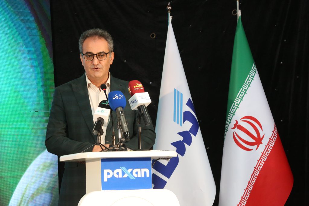 مراسم رسمی رونمایی از محصولات جدید برند «سیو»، روز سهشنبه ۲۴ تیرماه ۱۴۰۴ در محل شرکت پاکسان برگزار شد. در این آیین، چهار محصول جدید این برند شامل صابونهایی با ترکیبات مغذی و مؤثر از جمله روغن بادام، پروتئین ابریشم، شیر، عسل، روغن زیتون، گل رز و ویتامین E به بازار معرفی شدند. صابونهای جدید با فرمولاسیونی ملایم و خواص نرمکننده، آنتیاکسیدانی و تغذیهکننده، تجربهای نوین از بهداشت و مراقبت روزانه برای مصرفکنندگان فراهم کردهاند. ایستادگی در خط مقدم تولید دکتر ارسلان کاظمپور، مدیرعامل شرکت توسعه صنایع بهشهر، در این مراسم با تقدیر از ایستادگی مجموعه پاکسان در برابر بحرانهای اقتصادی اخیر، کارکنان این شرکت را «مدافعان تولید» خطاب کرد و گفت: خداقوت میگویم به شما کارکنان پاکسان که در جنگ تحمیلی اقتصادی اخیر، در کنار مدافعان وطن ایستادید. با حضور مستمر در خطوط تولید، نشان دادید که پشتیبان ولایت فقیه و دولت جمهوری اسلامی ایران هستید. وی تأکید کرد: تولید و تأمین کالای اساسی در این شرایط، حرکتی جهادی بود که به بهترین نحو انجام شد تا مردم کشور هیچ کمبودی احساس نکنند. این عملکرد، نشاندهنده درک بالای مسئولیتپذیری در پاکسان است. دکتر کاظمپور با اشاره به نقش دولت در مدیریت شرایط بحرانی، گفت: تدبیر مقام معظم رهبری، حضور میدانی رئیسجمهور محترم، دکتر پزشکیان، در میان مردم و اهتمام ایشان به حل مسائل معیشتی، موجب شد جبهه اقتصادی کشور انسجام پیدا کند و دشمنان را ناکام بگذارد. وی پاکسان را شرکتی ریشهدار در ذهن و زندگی مردم ایران دانست و افزود: تلاش برای نوآوری و تولید محصول جدید نهتنها نشانه رشد، بلکه ضامن بقای سازمانها در بازار رقابتی امروز است. شرکتهای مجموعه توسعه صنایع بهشهر باید در این مسیر با جدیت بیشتری حرکت کنند. در پایان، وی از مهندس محمدیراد، مدیرعامل پاکسان و اعضای هیئتمدیره برای ایستادگی، تدبیر و وفاداری به اهداف توسعهمحور مجموعه قدردانی کرد و ابراز امیدواری کرد با تداوم این رویکرد، آیندهای روشن در انتظار صنعت شوینده کشور باشد. موفقیتی ثبتشده در حافظه تاریخی صنعت در ادامه، سید صدرالدین حسینی، رئیس هیئت مدیره شرکت پاکسان، ضمن گرامیداشت یاد شهدای جنگ دوم تحمیلی، بر اهمیت تابآوری صنعت در برابر فشارهای خارجی تأکید کرد و گفت: جمهوری اسلامی ایران تنها کشوری است که در برابر استکبار جهانی ایستاده است و مردم ما بار دیگر نشان دادند که در کنار نظام، مسیر پیشرفت را ادامه میدهند. وی رونمایی از این محصولات را نتیجه تلاش جمعی کارکنان در دوران تحریم و بحران دانست و افزود: این دستاورد، در حافظه تاریخی شرکت پاکسان ثبت خواهد شد و نشانگر کارنامه درخشانی است که در سایه مدیریت کارآمد، همدلی و برنامهریزی محقق شده است. حسینی در پایان، از حمایتهای دکتر کاظمپور و نقش مثبت هلدینگ توسعه صنایع بهشهر در عبور از شرایط بحرانی قدردانی کرد. پاکسان، در مسیر نوآوری مستمر مهندس شهریار محمدیراد، مدیرعامل شرکت پاکسان، در بخشی از این مراسم با اشاره به پشت سر گذاشتن شرایط سخت اقتصادی و تولیدی، گفت: با همدلی و مشارکت بین همکاران، توانستیم از دل بحران عبور کنیم و امروز با معرفی محصولاتی جدید، دستاوردی ارزشمند را به ملت ایران تقدیم کنیم. وی افزود: صابونهای جدید سیو حاصل تلاش شبانهروزی تمامی کارکنان، بهویژه تیم های تحقیق و توسعه، برنامه ریزی و تولید، بازاریابی و بازرگانی است که نقش محوری در خلق این محصولات ایفا کردند. محمدیراد ویژگی برجسته این صابونها را استفاده از ترکیبات نوآورانه مانند پروتئین ابریشم و روغن بادام عنوان کرد و گفت: این ترکیبات، با داشتن خواص نرمکنندگی و آنتیاکسیدانی، کیفیتی ایدهآل و متفاوت برای مصرفکنندگان فراهم میکنند و رضایت بلندمدت آنها را در پی خواهند داشت. وی از حمایتهای مجموعه توسعه صنایع بهشهر، مدیران هلدینگ صنعت شوینده و تلاشهای یکپارچه مجموعه پاکسان تشکر کرد و وعده داد مسیر نوآوری با سرعت بیشتر ادامه خواهد یافت. پایان بحران، آغاز رشد رونمایی از محصولات جدید برند سیو تنها یک اتفاق تولیدی نبود؛ بلکه نماد پایداری، همدلی و آیندهنگری صنعتی در دوران فشار اقتصادی و تهدیدهای خارجی است. شرکت پاکسان با این گام نوآورانه، نهتنها جایگاه خود را در بازار مستحکمتر کرد، بلکه امیدی دوباره به تولید ملی بخشید.