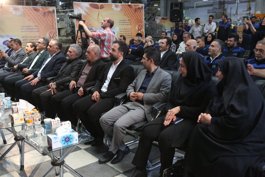 مراسم رسمی رونمایی از محصولات جدید برند «سیو»، روز سهشنبه ۲۴ تیرماه ۱۴۰۴ در محل شرکت پاکسان برگزار شد. در این آیین، چهار محصول جدید این برند شامل صابونهایی با ترکیبات مغذی و مؤثر از جمله روغن بادام، پروتئین ابریشم، شیر، عسل، روغن زیتون، گل رز و ویتامین E به بازار معرفی شدند. صابونهای جدید با فرمولاسیونی ملایم و خواص نرمکننده، آنتیاکسیدانی و تغذیهکننده، تجربهای نوین از بهداشت و مراقبت روزانه برای مصرفکنندگان فراهم کردهاند. ایستادگی در خط مقدم تولید دکتر ارسلان کاظمپور، مدیرعامل شرکت توسعه صنایع بهشهر، در این مراسم با تقدیر از ایستادگی مجموعه پاکسان در برابر بحرانهای اقتصادی اخیر، کارکنان این شرکت را «مدافعان تولید» خطاب کرد و گفت: خداقوت میگویم به شما کارکنان پاکسان که در جنگ تحمیلی اقتصادی اخیر، در کنار مدافعان وطن ایستادید. با حضور مستمر در خطوط تولید، نشان دادید که پشتیبان ولایت فقیه و دولت جمهوری اسلامی ایران هستید. وی تأکید کرد: تولید و تأمین کالای اساسی در این شرایط، حرکتی جهادی بود که به بهترین نحو انجام شد تا مردم کشور هیچ کمبودی احساس نکنند. این عملکرد، نشاندهنده درک بالای مسئولیتپذیری در پاکسان است. دکتر کاظمپور با اشاره به نقش دولت در مدیریت شرایط بحرانی، گفت: تدبیر مقام معظم رهبری، حضور میدانی رئیسجمهور محترم، دکتر پزشکیان، در میان مردم و اهتمام ایشان به حل مسائل معیشتی، موجب شد جبهه اقتصادی کشور انسجام پیدا کند و دشمنان را ناکام بگذارد. وی پاکسان را شرکتی ریشهدار در ذهن و زندگی مردم ایران دانست و افزود: تلاش برای نوآوری و تولید محصول جدید نهتنها نشانه رشد، بلکه ضامن بقای سازمانها در بازار رقابتی امروز است. شرکتهای مجموعه توسعه صنایع بهشهر باید در این مسیر با جدیت بیشتری حرکت کنند. در پایان، وی از مهندس محمدیراد، مدیرعامل پاکسان و اعضای هیئتمدیره برای ایستادگی، تدبیر و وفاداری به اهداف توسعهمحور مجموعه قدردانی کرد و ابراز امیدواری کرد با تداوم این رویکرد، آیندهای روشن در انتظار صنعت شوینده کشور باشد. موفقیتی ثبتشده در حافظه تاریخی صنعت در ادامه، سید صدرالدین حسینی، رئیس هیئت مدیره شرکت پاکسان، ضمن گرامیداشت یاد شهدای جنگ دوم تحمیلی، بر اهمیت تابآوری صنعت در برابر فشارهای خارجی تأکید کرد و گفت: جمهوری اسلامی ایران تنها کشوری است که در برابر استکبار جهانی ایستاده است و مردم ما بار دیگر نشان دادند که در کنار نظام، مسیر پیشرفت را ادامه میدهند. وی رونمایی از این محصولات را نتیجه تلاش جمعی کارکنان در دوران تحریم و بحران دانست و افزود: این دستاورد، در حافظه تاریخی شرکت پاکسان ثبت خواهد شد و نشانگر کارنامه درخشانی است که در سایه مدیریت کارآمد، همدلی و برنامهریزی محقق شده است. حسینی در پایان، از حمایتهای دکتر کاظمپور و نقش مثبت هلدینگ توسعه صنایع بهشهر در عبور از شرایط بحرانی قدردانی کرد. پاکسان، در مسیر نوآوری مستمر مهندس شهریار محمدیراد، مدیرعامل شرکت پاکسان، در بخشی از این مراسم با اشاره به پشت سر گذاشتن شرایط سخت اقتصادی و تولیدی، گفت: با همدلی و مشارکت بین همکاران، توانستیم از دل بحران عبور کنیم و امروز با معرفی محصولاتی جدید، دستاوردی ارزشمند را به ملت ایران تقدیم کنیم. وی افزود: صابونهای جدید سیو حاصل تلاش شبانهروزی تمامی کارکنان، بهویژه تیم های تحقیق و توسعه، برنامه ریزی و تولید، بازاریابی و بازرگانی است که نقش محوری در خلق این محصولات ایفا کردند. محمدیراد ویژگی برجسته این صابونها را استفاده از ترکیبات نوآورانه مانند پروتئین ابریشم و روغن بادام عنوان کرد و گفت: این ترکیبات، با داشتن خواص نرمکنندگی و آنتیاکسیدانی، کیفیتی ایدهآل و متفاوت برای مصرفکنندگان فراهم میکنند و رضایت بلندمدت آنها را در پی خواهند داشت. وی از حمایتهای مجموعه توسعه صنایع بهشهر، مدیران هلدینگ صنعت شوینده و تلاشهای یکپارچه مجموعه پاکسان تشکر کرد و وعده داد مسیر نوآوری با سرعت بیشتر ادامه خواهد یافت. پایان بحران، آغاز رشد رونمایی از محصولات جدید برند سیو تنها یک اتفاق تولیدی نبود؛ بلکه نماد پایداری، همدلی و آیندهنگری صنعتی در دوران فشار اقتصادی و تهدیدهای خارجی است. شرکت پاکسان با این گام نوآورانه، نهتنها جایگاه خود را در بازار مستحکمتر کرد، بلکه امیدی دوباره به تولید ملی بخشید.