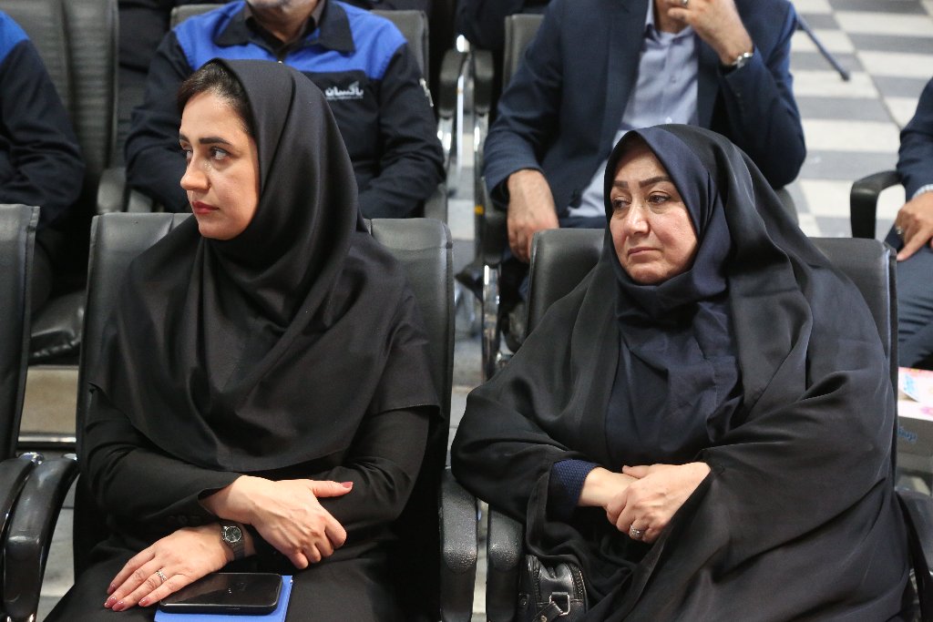 مراسم رسمی رونمایی از محصولات جدید برند «سیو»، روز سهشنبه ۲۴ تیرماه ۱۴۰۴ در محل شرکت پاکسان برگزار شد. در این آیین، چهار محصول جدید این برند شامل صابونهایی با ترکیبات مغذی و مؤثر از جمله روغن بادام، پروتئین ابریشم، شیر، عسل، روغن زیتون، گل رز و ویتامین E به بازار معرفی شدند. صابونهای جدید با فرمولاسیونی ملایم و خواص نرمکننده، آنتیاکسیدانی و تغذیهکننده، تجربهای نوین از بهداشت و مراقبت روزانه برای مصرفکنندگان فراهم کردهاند. ایستادگی در خط مقدم تولید دکتر ارسلان کاظمپور، مدیرعامل شرکت توسعه صنایع بهشهر، در این مراسم با تقدیر از ایستادگی مجموعه پاکسان در برابر بحرانهای اقتصادی اخیر، کارکنان این شرکت را «مدافعان تولید» خطاب کرد و گفت: خداقوت میگویم به شما کارکنان پاکسان که در جنگ تحمیلی اقتصادی اخیر، در کنار مدافعان وطن ایستادید. با حضور مستمر در خطوط تولید، نشان دادید که پشتیبان ولایت فقیه و دولت جمهوری اسلامی ایران هستید. وی تأکید کرد: تولید و تأمین کالای اساسی در این شرایط، حرکتی جهادی بود که به بهترین نحو انجام شد تا مردم کشور هیچ کمبودی احساس نکنند. این عملکرد، نشاندهنده درک بالای مسئولیتپذیری در پاکسان است. دکتر کاظمپور با اشاره به نقش دولت در مدیریت شرایط بحرانی، گفت: تدبیر مقام معظم رهبری، حضور میدانی رئیسجمهور محترم، دکتر پزشکیان، در میان مردم و اهتمام ایشان به حل مسائل معیشتی، موجب شد جبهه اقتصادی کشور انسجام پیدا کند و دشمنان را ناکام بگذارد. وی پاکسان را شرکتی ریشهدار در ذهن و زندگی مردم ایران دانست و افزود: تلاش برای نوآوری و تولید محصول جدید نهتنها نشانه رشد، بلکه ضامن بقای سازمانها در بازار رقابتی امروز است. شرکتهای مجموعه توسعه صنایع بهشهر باید در این مسیر با جدیت بیشتری حرکت کنند. در پایان، وی از مهندس محمدیراد، مدیرعامل پاکسان و اعضای هیئتمدیره برای ایستادگی، تدبیر و وفاداری به اهداف توسعهمحور مجموعه قدردانی کرد و ابراز امیدواری کرد با تداوم این رویکرد، آیندهای روشن در انتظار صنعت شوینده کشور باشد. موفقیتی ثبتشده در حافظه تاریخی صنعت در ادامه، سید صدرالدین حسینی، رئیس هیئت مدیره شرکت پاکسان، ضمن گرامیداشت یاد شهدای جنگ دوم تحمیلی، بر اهمیت تابآوری صنعت در برابر فشارهای خارجی تأکید کرد و گفت: جمهوری اسلامی ایران تنها کشوری است که در برابر استکبار جهانی ایستاده است و مردم ما بار دیگر نشان دادند که در کنار نظام، مسیر پیشرفت را ادامه میدهند. وی رونمایی از این محصولات را نتیجه تلاش جمعی کارکنان در دوران تحریم و بحران دانست و افزود: این دستاورد، در حافظه تاریخی شرکت پاکسان ثبت خواهد شد و نشانگر کارنامه درخشانی است که در سایه مدیریت کارآمد، همدلی و برنامهریزی محقق شده است. حسینی در پایان، از حمایتهای دکتر کاظمپور و نقش مثبت هلدینگ توسعه صنایع بهشهر در عبور از شرایط بحرانی قدردانی کرد. پاکسان، در مسیر نوآوری مستمر مهندس شهریار محمدیراد، مدیرعامل شرکت پاکسان، در بخشی از این مراسم با اشاره به پشت سر گذاشتن شرایط سخت اقتصادی و تولیدی، گفت: با همدلی و مشارکت بین همکاران، توانستیم از دل بحران عبور کنیم و امروز با معرفی محصولاتی جدید، دستاوردی ارزشمند را به ملت ایران تقدیم کنیم. وی افزود: صابونهای جدید سیو حاصل تلاش شبانهروزی تمامی کارکنان، بهویژه تیم های تحقیق و توسعه، برنامه ریزی و تولید، بازاریابی و بازرگانی است که نقش محوری در خلق این محصولات ایفا کردند. محمدیراد ویژگی برجسته این صابونها را استفاده از ترکیبات نوآورانه مانند پروتئین ابریشم و روغن بادام عنوان کرد و گفت: این ترکیبات، با داشتن خواص نرمکنندگی و آنتیاکسیدانی، کیفیتی ایدهآل و متفاوت برای مصرفکنندگان فراهم میکنند و رضایت بلندمدت آنها را در پی خواهند داشت. وی از حمایتهای مجموعه توسعه صنایع بهشهر، مدیران هلدینگ صنعت شوینده و تلاشهای یکپارچه مجموعه پاکسان تشکر کرد و وعده داد مسیر نوآوری با سرعت بیشتر ادامه خواهد یافت. پایان بحران، آغاز رشد رونمایی از محصولات جدید برند سیو تنها یک اتفاق تولیدی نبود؛ بلکه نماد پایداری، همدلی و آیندهنگری صنعتی در دوران فشار اقتصادی و تهدیدهای خارجی است. شرکت پاکسان با این گام نوآورانه، نهتنها جایگاه خود را در بازار مستحکمتر کرد، بلکه امیدی دوباره به تولید ملی بخشید.
