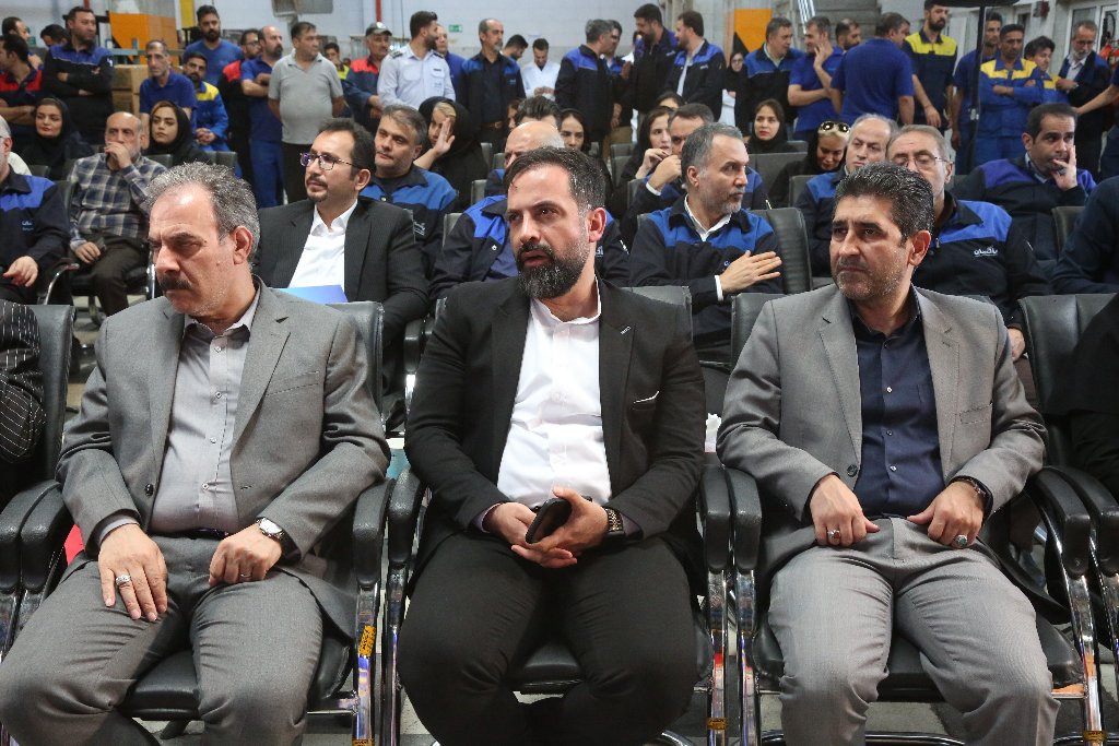 مراسم رسمی رونمایی از محصولات جدید برند «سیو»، روز سهشنبه ۲۴ تیرماه ۱۴۰۴ در محل شرکت پاکسان برگزار شد. در این آیین، چهار محصول جدید این برند شامل صابونهایی با ترکیبات مغذی و مؤثر از جمله روغن بادام، پروتئین ابریشم، شیر، عسل، روغن زیتون، گل رز و ویتامین E به بازار معرفی شدند. صابونهای جدید با فرمولاسیونی ملایم و خواص نرمکننده، آنتیاکسیدانی و تغذیهکننده، تجربهای نوین از بهداشت و مراقبت روزانه برای مصرفکنندگان فراهم کردهاند. ایستادگی در خط مقدم تولید دکتر ارسلان کاظمپور، مدیرعامل شرکت توسعه صنایع بهشهر، در این مراسم با تقدیر از ایستادگی مجموعه پاکسان در برابر بحرانهای اقتصادی اخیر، کارکنان این شرکت را «مدافعان تولید» خطاب کرد و گفت: خداقوت میگویم به شما کارکنان پاکسان که در جنگ تحمیلی اقتصادی اخیر، در کنار مدافعان وطن ایستادید. با حضور مستمر در خطوط تولید، نشان دادید که پشتیبان ولایت فقیه و دولت جمهوری اسلامی ایران هستید. وی تأکید کرد: تولید و تأمین کالای اساسی در این شرایط، حرکتی جهادی بود که به بهترین نحو انجام شد تا مردم کشور هیچ کمبودی احساس نکنند. این عملکرد، نشاندهنده درک بالای مسئولیتپذیری در پاکسان است. دکتر کاظمپور با اشاره به نقش دولت در مدیریت شرایط بحرانی، گفت: تدبیر مقام معظم رهبری، حضور میدانی رئیسجمهور محترم، دکتر پزشکیان، در میان مردم و اهتمام ایشان به حل مسائل معیشتی، موجب شد جبهه اقتصادی کشور انسجام پیدا کند و دشمنان را ناکام بگذارد. وی پاکسان را شرکتی ریشهدار در ذهن و زندگی مردم ایران دانست و افزود: تلاش برای نوآوری و تولید محصول جدید نهتنها نشانه رشد، بلکه ضامن بقای سازمانها در بازار رقابتی امروز است. شرکتهای مجموعه توسعه صنایع بهشهر باید در این مسیر با جدیت بیشتری حرکت کنند. در پایان، وی از مهندس محمدیراد، مدیرعامل پاکسان و اعضای هیئتمدیره برای ایستادگی، تدبیر و وفاداری به اهداف توسعهمحور مجموعه قدردانی کرد و ابراز امیدواری کرد با تداوم این رویکرد، آیندهای روشن در انتظار صنعت شوینده کشور باشد. موفقیتی ثبتشده در حافظه تاریخی صنعت در ادامه، سید صدرالدین حسینی، رئیس هیئت مدیره شرکت پاکسان، ضمن گرامیداشت یاد شهدای جنگ دوم تحمیلی، بر اهمیت تابآوری صنعت در برابر فشارهای خارجی تأکید کرد و گفت: جمهوری اسلامی ایران تنها کشوری است که در برابر استکبار جهانی ایستاده است و مردم ما بار دیگر نشان دادند که در کنار نظام، مسیر پیشرفت را ادامه میدهند. وی رونمایی از این محصولات را نتیجه تلاش جمعی کارکنان در دوران تحریم و بحران دانست و افزود: این دستاورد، در حافظه تاریخی شرکت پاکسان ثبت خواهد شد و نشانگر کارنامه درخشانی است که در سایه مدیریت کارآمد، همدلی و برنامهریزی محقق شده است. حسینی در پایان، از حمایتهای دکتر کاظمپور و نقش مثبت هلدینگ توسعه صنایع بهشهر در عبور از شرایط بحرانی قدردانی کرد. پاکسان، در مسیر نوآوری مستمر مهندس شهریار محمدیراد، مدیرعامل شرکت پاکسان، در بخشی از این مراسم با اشاره به پشت سر گذاشتن شرایط سخت اقتصادی و تولیدی، گفت: با همدلی و مشارکت بین همکاران، توانستیم از دل بحران عبور کنیم و امروز با معرفی محصولاتی جدید، دستاوردی ارزشمند را به ملت ایران تقدیم کنیم. وی افزود: صابونهای جدید سیو حاصل تلاش شبانهروزی تمامی کارکنان، بهویژه تیم های تحقیق و توسعه، برنامه ریزی و تولید، بازاریابی و بازرگانی است که نقش محوری در خلق این محصولات ایفا کردند. محمدیراد ویژگی برجسته این صابونها را استفاده از ترکیبات نوآورانه مانند پروتئین ابریشم و روغن بادام عنوان کرد و گفت: این ترکیبات، با داشتن خواص نرمکنندگی و آنتیاکسیدانی، کیفیتی ایدهآل و متفاوت برای مصرفکنندگان فراهم میکنند و رضایت بلندمدت آنها را در پی خواهند داشت. وی از حمایتهای مجموعه توسعه صنایع بهشهر، مدیران هلدینگ صنعت شوینده و تلاشهای یکپارچه مجموعه پاکسان تشکر کرد و وعده داد مسیر نوآوری با سرعت بیشتر ادامه خواهد یافت. پایان بحران، آغاز رشد رونمایی از محصولات جدید برند سیو تنها یک اتفاق تولیدی نبود؛ بلکه نماد پایداری، همدلی و آیندهنگری صنعتی در دوران فشار اقتصادی و تهدیدهای خارجی است. شرکت پاکسان با این گام نوآورانه، نهتنها جایگاه خود را در بازار مستحکمتر کرد، بلکه امیدی دوباره به تولید ملی بخشید.
