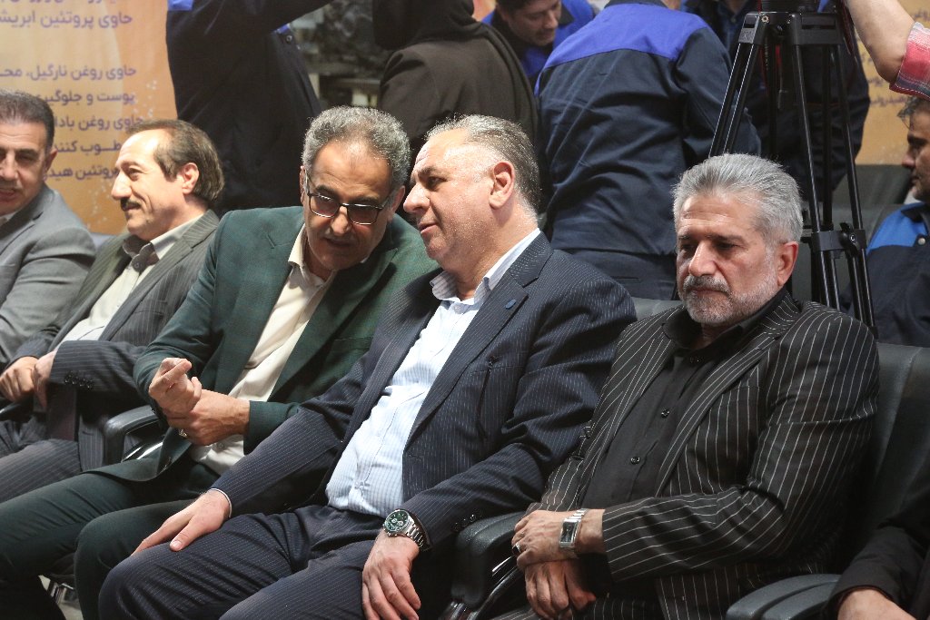 مراسم رسمی رونمایی از محصولات جدید برند «سیو»، روز سهشنبه ۲۴ تیرماه ۱۴۰۴ در محل شرکت پاکسان برگزار شد. در این آیین، چهار محصول جدید این برند شامل صابونهایی با ترکیبات مغذی و مؤثر از جمله روغن بادام، پروتئین ابریشم، شیر، عسل، روغن زیتون، گل رز و ویتامین E به بازار معرفی شدند. صابونهای جدید با فرمولاسیونی ملایم و خواص نرمکننده، آنتیاکسیدانی و تغذیهکننده، تجربهای نوین از بهداشت و مراقبت روزانه برای مصرفکنندگان فراهم کردهاند. ایستادگی در خط مقدم تولید دکتر ارسلان کاظمپور، مدیرعامل شرکت توسعه صنایع بهشهر، در این مراسم با تقدیر از ایستادگی مجموعه پاکسان در برابر بحرانهای اقتصادی اخیر، کارکنان این شرکت را «مدافعان تولید» خطاب کرد و گفت: خداقوت میگویم به شما کارکنان پاکسان که در جنگ تحمیلی اقتصادی اخیر، در کنار مدافعان وطن ایستادید. با حضور مستمر در خطوط تولید، نشان دادید که پشتیبان ولایت فقیه و دولت جمهوری اسلامی ایران هستید. وی تأکید کرد: تولید و تأمین کالای اساسی در این شرایط، حرکتی جهادی بود که به بهترین نحو انجام شد تا مردم کشور هیچ کمبودی احساس نکنند. این عملکرد، نشاندهنده درک بالای مسئولیتپذیری در پاکسان است. دکتر کاظمپور با اشاره به نقش دولت در مدیریت شرایط بحرانی، گفت: تدبیر مقام معظم رهبری، حضور میدانی رئیسجمهور محترم، دکتر پزشکیان، در میان مردم و اهتمام ایشان به حل مسائل معیشتی، موجب شد جبهه اقتصادی کشور انسجام پیدا کند و دشمنان را ناکام بگذارد. وی پاکسان را شرکتی ریشهدار در ذهن و زندگی مردم ایران دانست و افزود: تلاش برای نوآوری و تولید محصول جدید نهتنها نشانه رشد، بلکه ضامن بقای سازمانها در بازار رقابتی امروز است. شرکتهای مجموعه توسعه صنایع بهشهر باید در این مسیر با جدیت بیشتری حرکت کنند. در پایان، وی از مهندس محمدیراد، مدیرعامل پاکسان و اعضای هیئتمدیره برای ایستادگی، تدبیر و وفاداری به اهداف توسعهمحور مجموعه قدردانی کرد و ابراز امیدواری کرد با تداوم این رویکرد، آیندهای روشن در انتظار صنعت شوینده کشور باشد. موفقیتی ثبتشده در حافظه تاریخی صنعت در ادامه، سید صدرالدین حسینی، رئیس هیئت مدیره شرکت پاکسان، ضمن گرامیداشت یاد شهدای جنگ دوم تحمیلی، بر اهمیت تابآوری صنعت در برابر فشارهای خارجی تأکید کرد و گفت: جمهوری اسلامی ایران تنها کشوری است که در برابر استکبار جهانی ایستاده است و مردم ما بار دیگر نشان دادند که در کنار نظام، مسیر پیشرفت را ادامه میدهند. وی رونمایی از این محصولات را نتیجه تلاش جمعی کارکنان در دوران تحریم و بحران دانست و افزود: این دستاورد، در حافظه تاریخی شرکت پاکسان ثبت خواهد شد و نشانگر کارنامه درخشانی است که در سایه مدیریت کارآمد، همدلی و برنامهریزی محقق شده است. حسینی در پایان، از حمایتهای دکتر کاظمپور و نقش مثبت هلدینگ توسعه صنایع بهشهر در عبور از شرایط بحرانی قدردانی کرد. پاکسان، در مسیر نوآوری مستمر مهندس شهریار محمدیراد، مدیرعامل شرکت پاکسان، در بخشی از این مراسم با اشاره به پشت سر گذاشتن شرایط سخت اقتصادی و تولیدی، گفت: با همدلی و مشارکت بین همکاران، توانستیم از دل بحران عبور کنیم و امروز با معرفی محصولاتی جدید، دستاوردی ارزشمند را به ملت ایران تقدیم کنیم. وی افزود: صابونهای جدید سیو حاصل تلاش شبانهروزی تمامی کارکنان، بهویژه تیم های تحقیق و توسعه، برنامه ریزی و تولید، بازاریابی و بازرگانی است که نقش محوری در خلق این محصولات ایفا کردند. محمدیراد ویژگی برجسته این صابونها را استفاده از ترکیبات نوآورانه مانند پروتئین ابریشم و روغن بادام عنوان کرد و گفت: این ترکیبات، با داشتن خواص نرمکنندگی و آنتیاکسیدانی، کیفیتی ایدهآل و متفاوت برای مصرفکنندگان فراهم میکنند و رضایت بلندمدت آنها را در پی خواهند داشت. وی از حمایتهای مجموعه توسعه صنایع بهشهر، مدیران هلدینگ صنعت شوینده و تلاشهای یکپارچه مجموعه پاکسان تشکر کرد و وعده داد مسیر نوآوری با سرعت بیشتر ادامه خواهد یافت. پایان بحران، آغاز رشد رونمایی از محصولات جدید برند سیو تنها یک اتفاق تولیدی نبود؛ بلکه نماد پایداری، همدلی و آیندهنگری صنعتی در دوران فشار اقتصادی و تهدیدهای خارجی است. شرکت پاکسان با این گام نوآورانه، نهتنها جایگاه خود را در بازار مستحکمتر کرد، بلکه امیدی دوباره به تولید ملی بخشید.