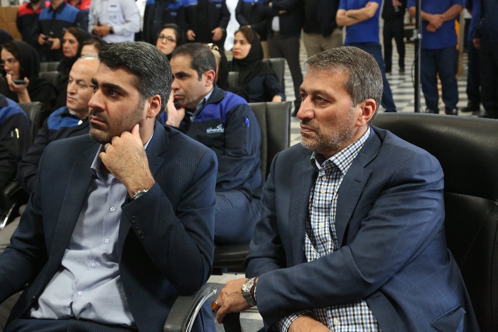 مراسم رسمی رونمایی از محصولات جدید برند «سیو»، روز سهشنبه ۲۴ تیرماه ۱۴۰۴ در محل شرکت پاکسان برگزار شد. در این آیین، چهار محصول جدید این برند شامل صابونهایی با ترکیبات مغذی و مؤثر از جمله روغن بادام، پروتئین ابریشم، شیر، عسل، روغن زیتون، گل رز و ویتامین E به بازار معرفی شدند. صابونهای جدید با فرمولاسیونی ملایم و خواص نرمکننده، آنتیاکسیدانی و تغذیهکننده، تجربهای نوین از بهداشت و مراقبت روزانه برای مصرفکنندگان فراهم کردهاند. ایستادگی در خط مقدم تولید دکتر ارسلان کاظمپور، مدیرعامل شرکت توسعه صنایع بهشهر، در این مراسم با تقدیر از ایستادگی مجموعه پاکسان در برابر بحرانهای اقتصادی اخیر، کارکنان این شرکت را «مدافعان تولید» خطاب کرد و گفت: خداقوت میگویم به شما کارکنان پاکسان که در جنگ تحمیلی اقتصادی اخیر، در کنار مدافعان وطن ایستادید. با حضور مستمر در خطوط تولید، نشان دادید که پشتیبان ولایت فقیه و دولت جمهوری اسلامی ایران هستید. وی تأکید کرد: تولید و تأمین کالای اساسی در این شرایط، حرکتی جهادی بود که به بهترین نحو انجام شد تا مردم کشور هیچ کمبودی احساس نکنند. این عملکرد، نشاندهنده درک بالای مسئولیتپذیری در پاکسان است. دکتر کاظمپور با اشاره به نقش دولت در مدیریت شرایط بحرانی، گفت: تدبیر مقام معظم رهبری، حضور میدانی رئیسجمهور محترم، دکتر پزشکیان، در میان مردم و اهتمام ایشان به حل مسائل معیشتی، موجب شد جبهه اقتصادی کشور انسجام پیدا کند و دشمنان را ناکام بگذارد. وی پاکسان را شرکتی ریشهدار در ذهن و زندگی مردم ایران دانست و افزود: تلاش برای نوآوری و تولید محصول جدید نهتنها نشانه رشد، بلکه ضامن بقای سازمانها در بازار رقابتی امروز است. شرکتهای مجموعه توسعه صنایع بهشهر باید در این مسیر با جدیت بیشتری حرکت کنند. در پایان، وی از مهندس محمدیراد، مدیرعامل پاکسان و اعضای هیئتمدیره برای ایستادگی، تدبیر و وفاداری به اهداف توسعهمحور مجموعه قدردانی کرد و ابراز امیدواری کرد با تداوم این رویکرد، آیندهای روشن در انتظار صنعت شوینده کشور باشد. موفقیتی ثبتشده در حافظه تاریخی صنعت در ادامه، سید صدرالدین حسینی، رئیس هیئت مدیره شرکت پاکسان، ضمن گرامیداشت یاد شهدای جنگ دوم تحمیلی، بر اهمیت تابآوری صنعت در برابر فشارهای خارجی تأکید کرد و گفت: جمهوری اسلامی ایران تنها کشوری است که در برابر استکبار جهانی ایستاده است و مردم ما بار دیگر نشان دادند که در کنار نظام، مسیر پیشرفت را ادامه میدهند. وی رونمایی از این محصولات را نتیجه تلاش جمعی کارکنان در دوران تحریم و بحران دانست و افزود: این دستاورد، در حافظه تاریخی شرکت پاکسان ثبت خواهد شد و نشانگر کارنامه درخشانی است که در سایه مدیریت کارآمد، همدلی و برنامهریزی محقق شده است. حسینی در پایان، از حمایتهای دکتر کاظمپور و نقش مثبت هلدینگ توسعه صنایع بهشهر در عبور از شرایط بحرانی قدردانی کرد. پاکسان، در مسیر نوآوری مستمر مهندس شهریار محمدیراد، مدیرعامل شرکت پاکسان، در بخشی از این مراسم با اشاره به پشت سر گذاشتن شرایط سخت اقتصادی و تولیدی، گفت: با همدلی و مشارکت بین همکاران، توانستیم از دل بحران عبور کنیم و امروز با معرفی محصولاتی جدید، دستاوردی ارزشمند را به ملت ایران تقدیم کنیم. وی افزود: صابونهای جدید سیو حاصل تلاش شبانهروزی تمامی کارکنان، بهویژه تیم های تحقیق و توسعه، برنامه ریزی و تولید، بازاریابی و بازرگانی است که نقش محوری در خلق این محصولات ایفا کردند. محمدیراد ویژگی برجسته این صابونها را استفاده از ترکیبات نوآورانه مانند پروتئین ابریشم و روغن بادام عنوان کرد و گفت: این ترکیبات، با داشتن خواص نرمکنندگی و آنتیاکسیدانی، کیفیتی ایدهآل و متفاوت برای مصرفکنندگان فراهم میکنند و رضایت بلندمدت آنها را در پی خواهند داشت. وی از حمایتهای مجموعه توسعه صنایع بهشهر، مدیران هلدینگ صنعت شوینده و تلاشهای یکپارچه مجموعه پاکسان تشکر کرد و وعده داد مسیر نوآوری با سرعت بیشتر ادامه خواهد یافت. پایان بحران، آغاز رشد رونمایی از محصولات جدید برند سیو تنها یک اتفاق تولیدی نبود؛ بلکه نماد پایداری، همدلی و آیندهنگری صنعتی در دوران فشار اقتصادی و تهدیدهای خارجی است. شرکت پاکسان با این گام نوآورانه، نهتنها جایگاه خود را در بازار مستحکمتر کرد، بلکه امیدی دوباره به تولید ملی بخشید.