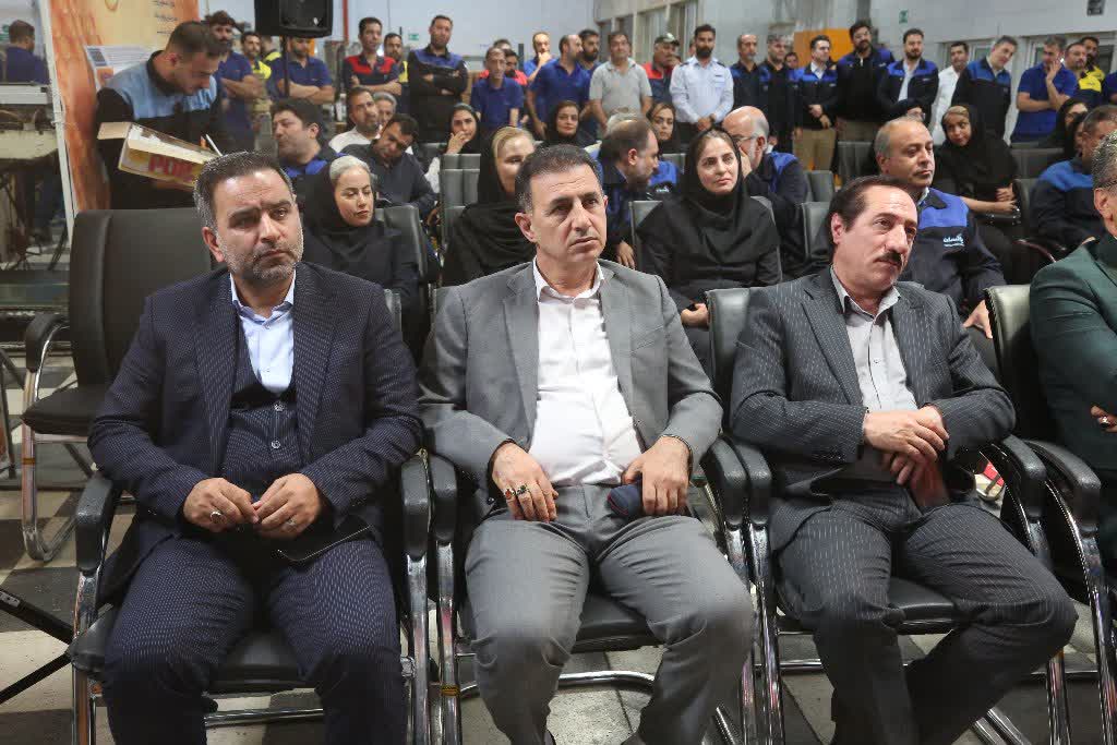 مراسم رسمی رونمایی از محصولات جدید برند «سیو»، روز سهشنبه ۲۴ تیرماه ۱۴۰۴ در محل شرکت پاکسان برگزار شد. در این آیین، چهار محصول جدید این برند شامل صابونهایی با ترکیبات مغذی و مؤثر از جمله روغن بادام، پروتئین ابریشم، شیر، عسل، روغن زیتون، گل رز و ویتامین E به بازار معرفی شدند. صابونهای جدید با فرمولاسیونی ملایم و خواص نرمکننده، آنتیاکسیدانی و تغذیهکننده، تجربهای نوین از بهداشت و مراقبت روزانه برای مصرفکنندگان فراهم کردهاند. ایستادگی در خط مقدم تولید دکتر ارسلان کاظمپور، مدیرعامل شرکت توسعه صنایع بهشهر، در این مراسم با تقدیر از ایستادگی مجموعه پاکسان در برابر بحرانهای اقتصادی اخیر، کارکنان این شرکت را «مدافعان تولید» خطاب کرد و گفت: خداقوت میگویم به شما کارکنان پاکسان که در جنگ تحمیلی اقتصادی اخیر، در کنار مدافعان وطن ایستادید. با حضور مستمر در خطوط تولید، نشان دادید که پشتیبان ولایت فقیه و دولت جمهوری اسلامی ایران هستید. وی تأکید کرد: تولید و تأمین کالای اساسی در این شرایط، حرکتی جهادی بود که به بهترین نحو انجام شد تا مردم کشور هیچ کمبودی احساس نکنند. این عملکرد، نشاندهنده درک بالای مسئولیتپذیری در پاکسان است. دکتر کاظمپور با اشاره به نقش دولت در مدیریت شرایط بحرانی، گفت: تدبیر مقام معظم رهبری، حضور میدانی رئیسجمهور محترم، دکتر پزشکیان، در میان مردم و اهتمام ایشان به حل مسائل معیشتی، موجب شد جبهه اقتصادی کشور انسجام پیدا کند و دشمنان را ناکام بگذارد. وی پاکسان را شرکتی ریشهدار در ذهن و زندگی مردم ایران دانست و افزود: تلاش برای نوآوری و تولید محصول جدید نهتنها نشانه رشد، بلکه ضامن بقای سازمانها در بازار رقابتی امروز است. شرکتهای مجموعه توسعه صنایع بهشهر باید در این مسیر با جدیت بیشتری حرکت کنند. در پایان، وی از مهندس محمدیراد، مدیرعامل پاکسان و اعضای هیئتمدیره برای ایستادگی، تدبیر و وفاداری به اهداف توسعهمحور مجموعه قدردانی کرد و ابراز امیدواری کرد با تداوم این رویکرد، آیندهای روشن در انتظار صنعت شوینده کشور باشد. موفقیتی ثبتشده در حافظه تاریخی صنعت در ادامه، سید صدرالدین حسینی، رئیس هیئت مدیره شرکت پاکسان، ضمن گرامیداشت یاد شهدای جنگ دوم تحمیلی، بر اهمیت تابآوری صنعت در برابر فشارهای خارجی تأکید کرد و گفت: جمهوری اسلامی ایران تنها کشوری است که در برابر استکبار جهانی ایستاده است و مردم ما بار دیگر نشان دادند که در کنار نظام، مسیر پیشرفت را ادامه میدهند. وی رونمایی از این محصولات را نتیجه تلاش جمعی کارکنان در دوران تحریم و بحران دانست و افزود: این دستاورد، در حافظه تاریخی شرکت پاکسان ثبت خواهد شد و نشانگر کارنامه درخشانی است که در سایه مدیریت کارآمد، همدلی و برنامهریزی محقق شده است. حسینی در پایان، از حمایتهای دکتر کاظمپور و نقش مثبت هلدینگ توسعه صنایع بهشهر در عبور از شرایط بحرانی قدردانی کرد. پاکسان، در مسیر نوآوری مستمر مهندس شهریار محمدیراد، مدیرعامل شرکت پاکسان، در بخشی از این مراسم با اشاره به پشت سر گذاشتن شرایط سخت اقتصادی و تولیدی، گفت: با همدلی و مشارکت بین همکاران، توانستیم از دل بحران عبور کنیم و امروز با معرفی محصولاتی جدید، دستاوردی ارزشمند را به ملت ایران تقدیم کنیم. وی افزود: صابونهای جدید سیو حاصل تلاش شبانهروزی تمامی کارکنان، بهویژه تیم های تحقیق و توسعه، برنامه ریزی و تولید، بازاریابی و بازرگانی است که نقش محوری در خلق این محصولات ایفا کردند. محمدیراد ویژگی برجسته این صابونها را استفاده از ترکیبات نوآورانه مانند پروتئین ابریشم و روغن بادام عنوان کرد و گفت: این ترکیبات، با داشتن خواص نرمکنندگی و آنتیاکسیدانی، کیفیتی ایدهآل و متفاوت برای مصرفکنندگان فراهم میکنند و رضایت بلندمدت آنها را در پی خواهند داشت. وی از حمایتهای مجموعه توسعه صنایع بهشهر، مدیران هلدینگ صنعت شوینده و تلاشهای یکپارچه مجموعه پاکسان تشکر کرد و وعده داد مسیر نوآوری با سرعت بیشتر ادامه خواهد یافت. پایان بحران، آغاز رشد رونمایی از محصولات جدید برند سیو تنها یک اتفاق تولیدی نبود؛ بلکه نماد پایداری، همدلی و آیندهنگری صنعتی در دوران فشار اقتصادی و تهدیدهای خارجی است. شرکت پاکسان با این گام نوآورانه، نهتنها جایگاه خود را در بازار مستحکمتر کرد، بلکه امیدی دوباره به تولید ملی بخشید.